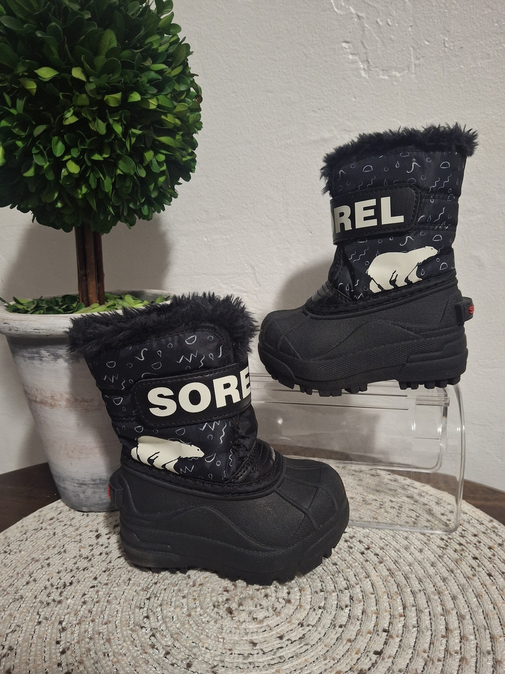 Sorel Kids' Black Winter Boots with Faux Fur Trim Size 5.